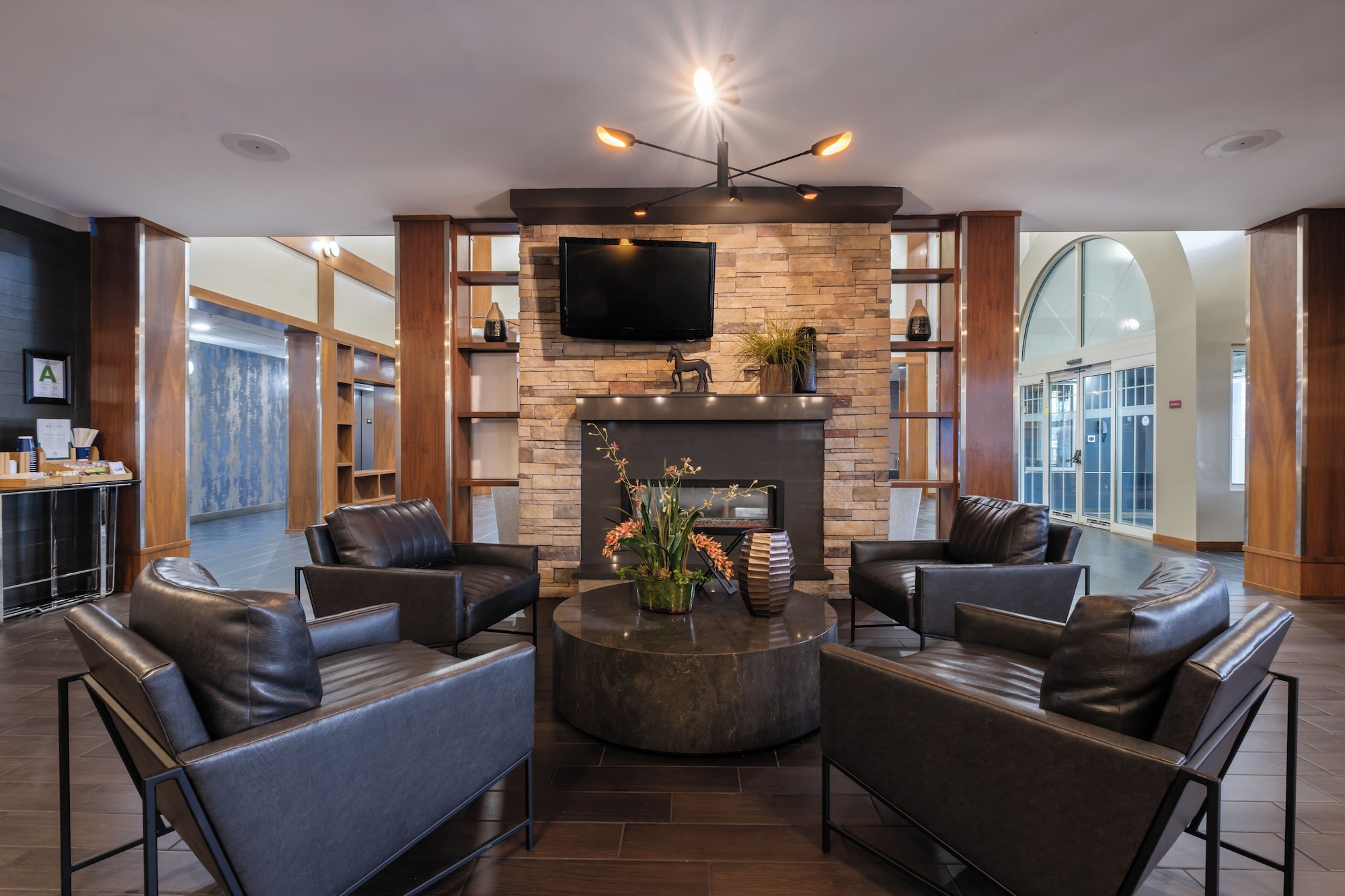 Dining area at Four Points by Sheraton Louisville Airport