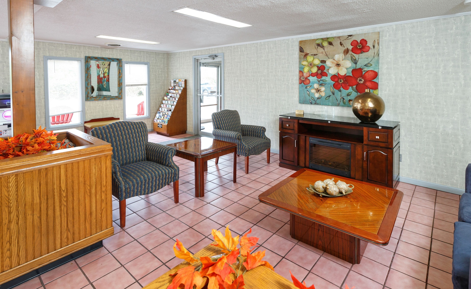 Lobby of Red Carpet Inn near Louisville