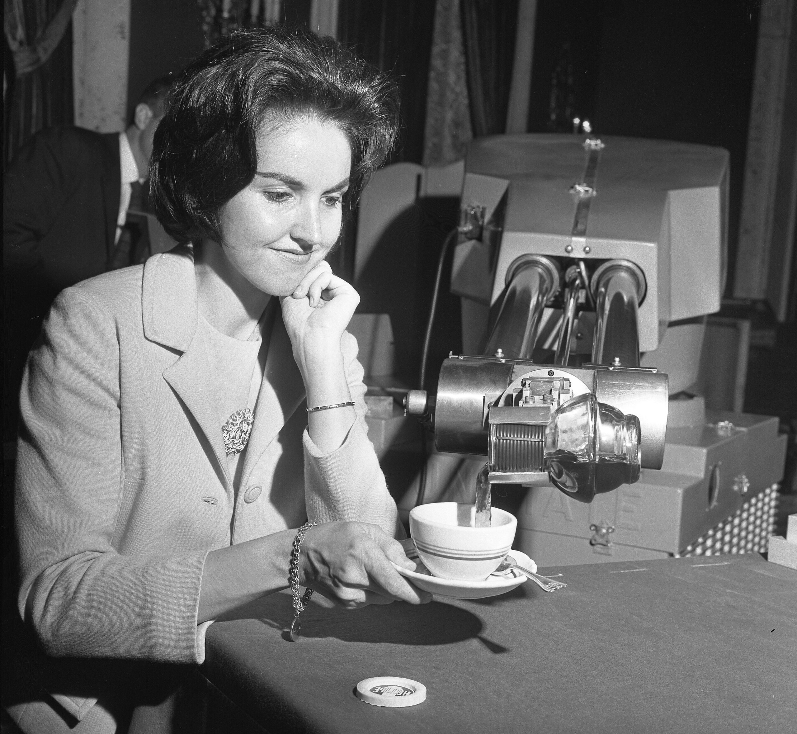 The Unimate industrial robot pouring coffee for a woman at the Biltmore Hotel in 1967